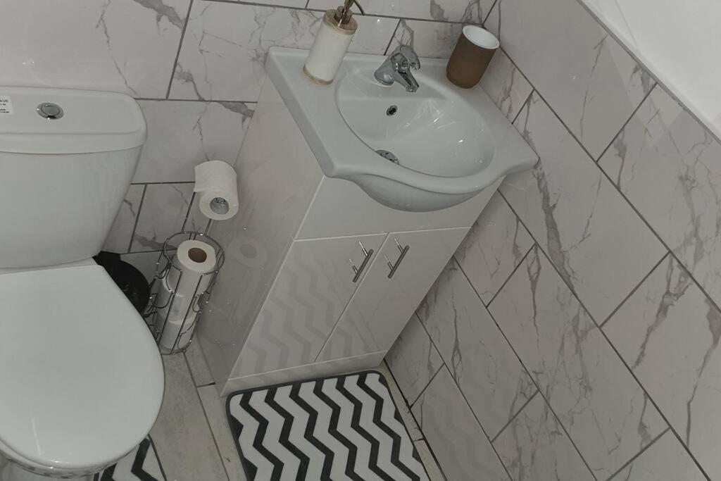 Exquisite And Modern 2 Bed Maisonette Harmondsworth Buitenkant foto